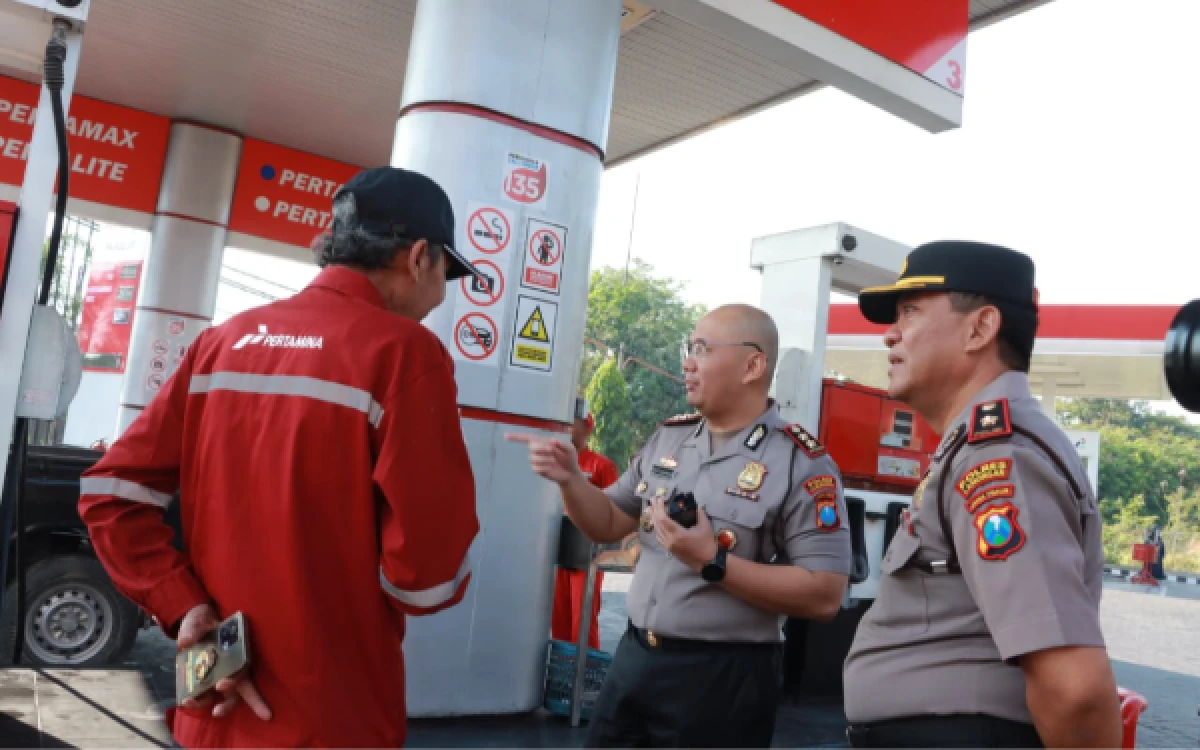 Thumbnail Berita - Kapolres Lamongan Pantau SPBU, Pastikan Pasokan BBM Aman dan Pelayanan Optimal