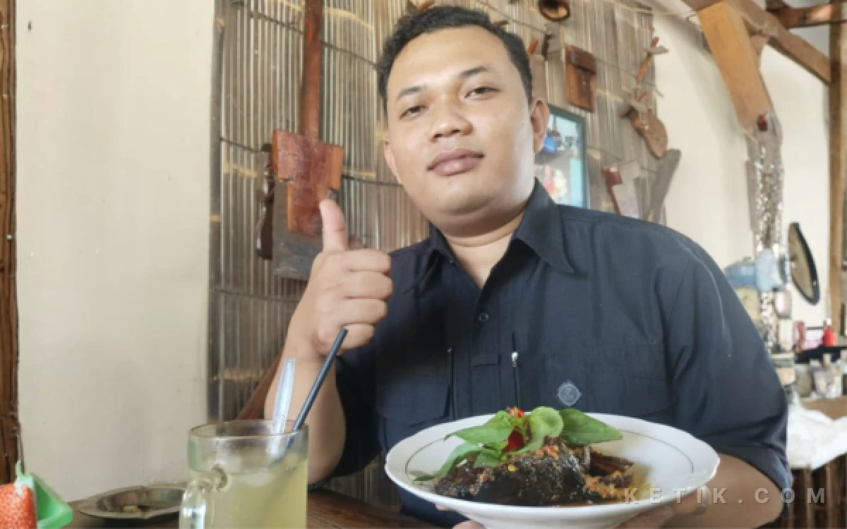 Thumbnail Berita - Warung yang Pernah Disinggahi SBY Ini Jual Mangut Lele Asap Rp15 Ribu, Rasanya Joss!
