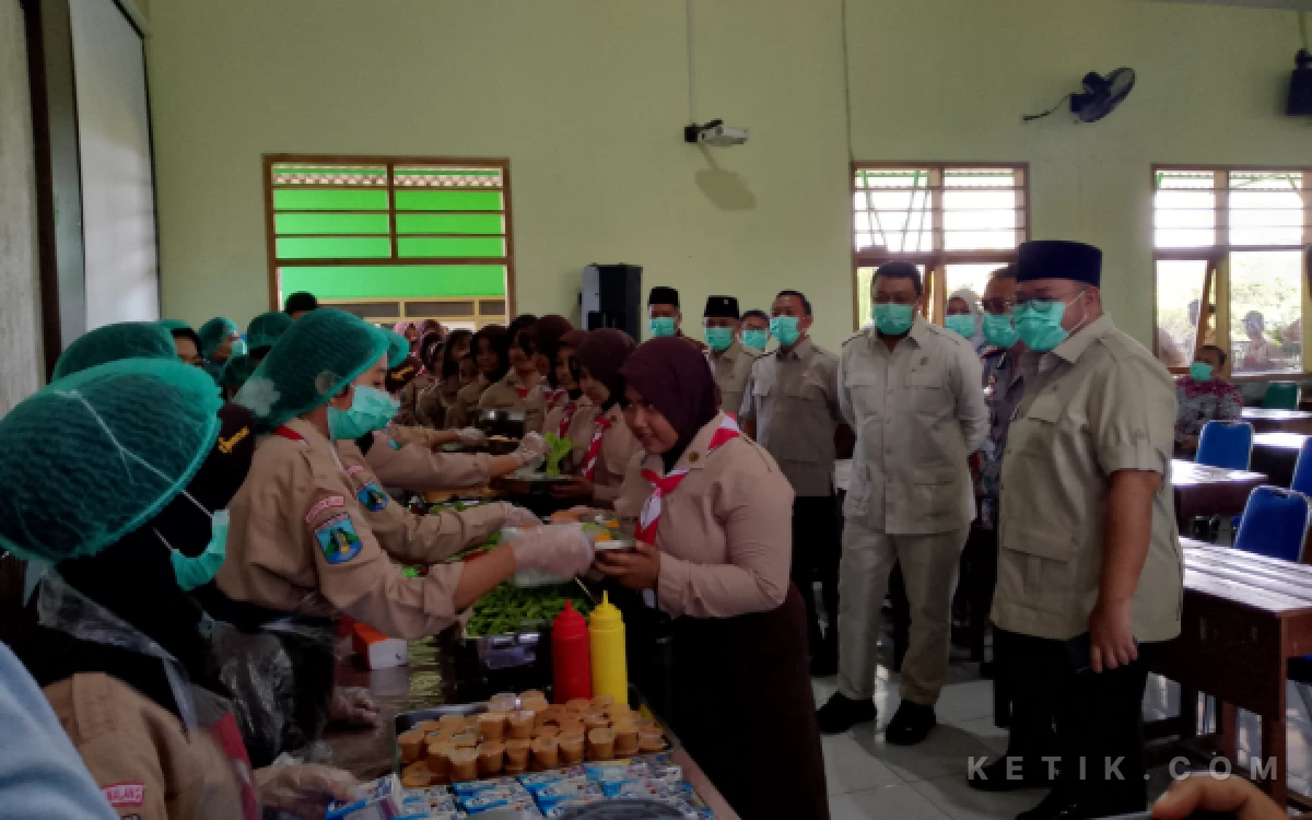 Thumbnail Berita - ‎Legislator Gerindra Turun Langsung ke SMPN 1 Kepanjen Kabupaten Malang, MBG Prasmanan Lebih Disukai Siswa