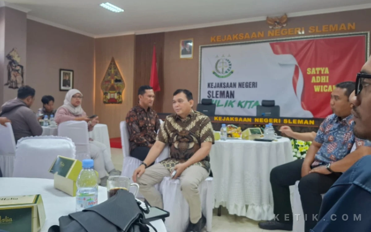 Foto Mantan Kajari Sleman Bambang Yunianto SH MH (tengah) saat perpisahan dengan jajaran dan wartawan. Di era kepemimpinannya, Kejari Sleman membongkar dan berani menetapkan tersangka skandal dugaan korupsi dana hibah pariwisata Sleman 2020. (Foto: Fajar R/Ketik.com)