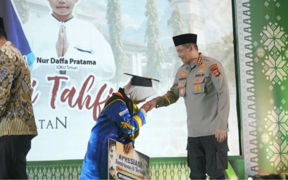Thumbnail Berita - Perkuat Literasi Al-Qur’an, Kapolda Sumsel Salurkan Buku Latihan Hijaiyah ke BKPRMI Sumsel