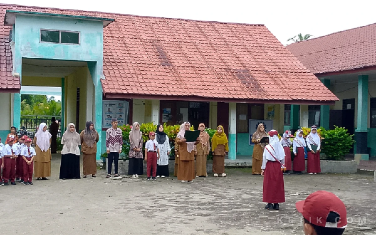 Thumbnail Berita - Hari Pertama Sekolah, Ayah Siswa Ramai-Ramai Antar Anak ke UPTD SPF SDN Pulo Sarok