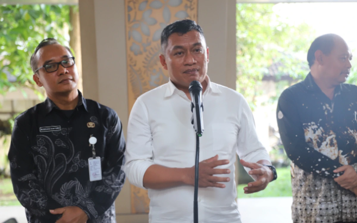 Foto Kasat Reskrim Polresta Sleman, AKP Mateus Wiwit Kustiyadi, menegaskan kesiapan pihak kepolisian untuk mendalami unsur pidana atau kesengajaan di balik misteri 126 kali kebakaran di Seyegan, saat konferensi pers. Polresta Sleman akan menyisir rekaman CCTV dan material lapangan sebagai tindak lanjut atas rampungnya riset tim ahli. (Foto: Pemkab Slmn for Ketik.com)