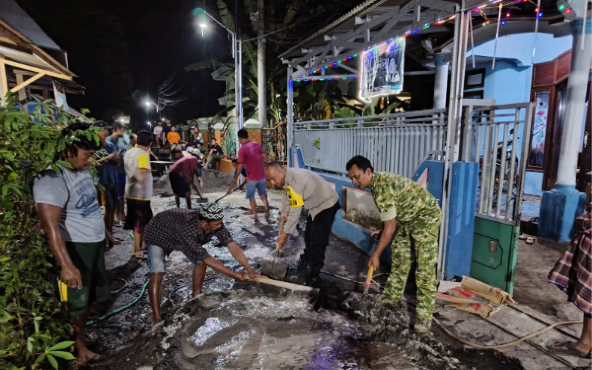 Thumbnail Berita - Pererat Kebersamaan, Satgas TMMD ke-128 Kodim 0820 Probolinggo dan Warga Kompak Kerja Bakti di Desa Brabe