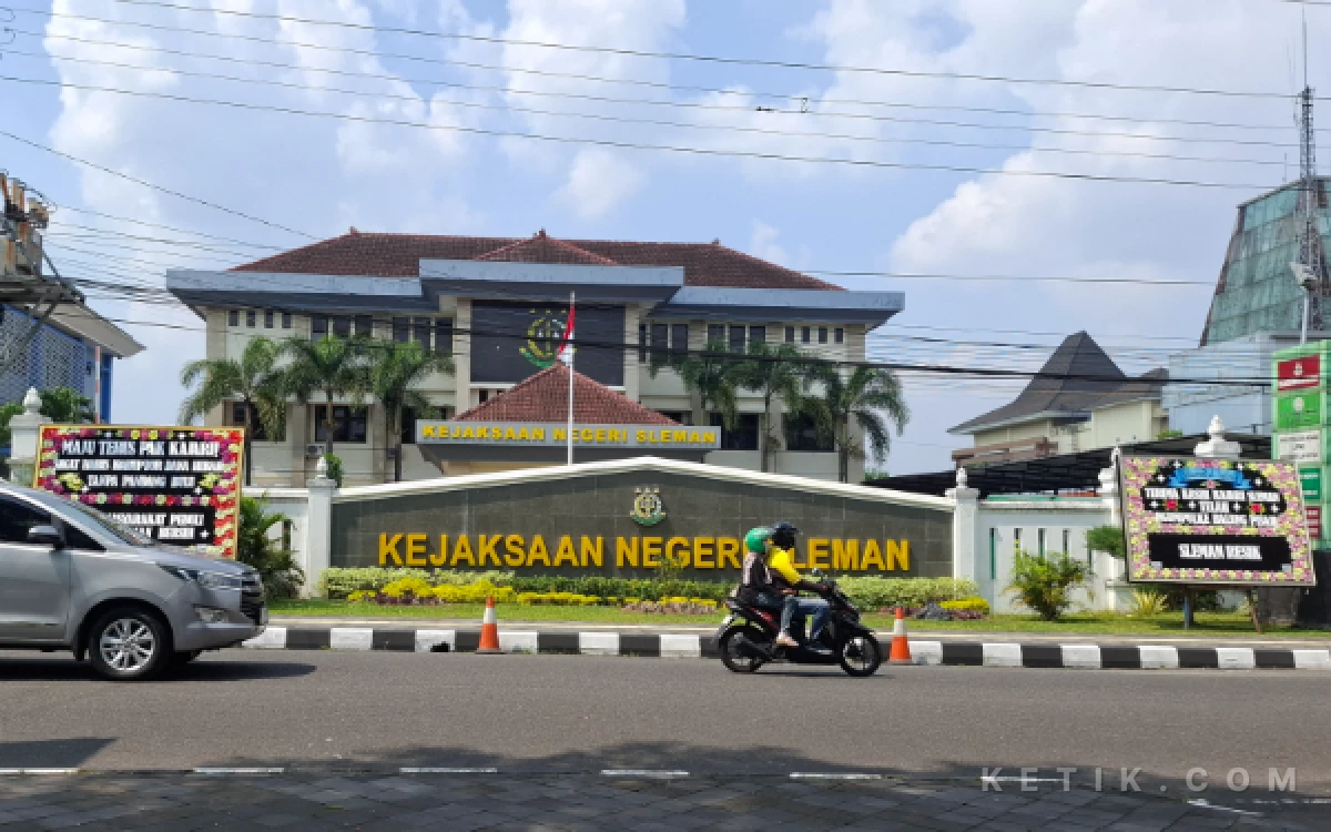 Thumbnail Berita - Misteri Karangan Bunga di Kejari Sleman: Dukungan Publik Setelah Bapak-Anak Bersatu di Penjara