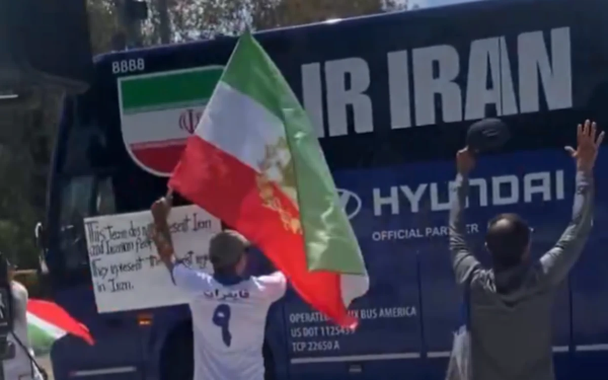 Thumbnail Berita - Jelang Laga Perdana Timnas Iran di Piala Dunia, Latihan di Stadion Los Angeles Disambut Unjuk Rasa