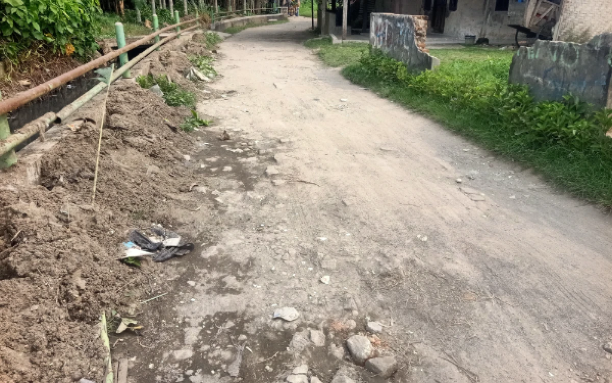 Thumbnail Berita - Jalan Rusak di Selahaur Rangkasbitung Bikin Anak Sekolah dan Pedagang Gerobak Kesulitan Melintas