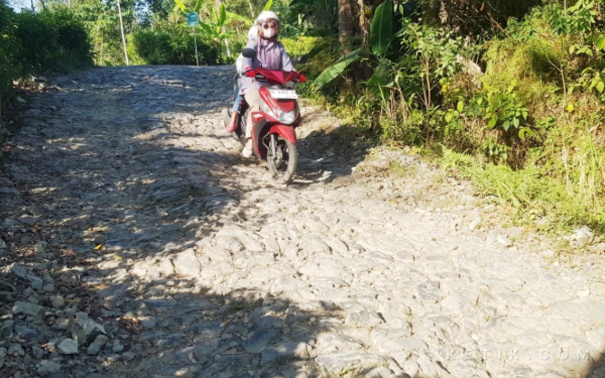 Thumbnail Berita - Nestapa Warga Gunung Lanang Pacitan, Tiap Hari Lalui Jalan Rusak Bak Sungai Kering