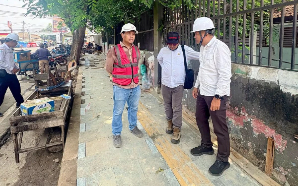 Thumbnail Berita - Pemkab Lebak Pantau Revitalisasi Trotoar dan Drainase di Jalan Sunan Kalijaga