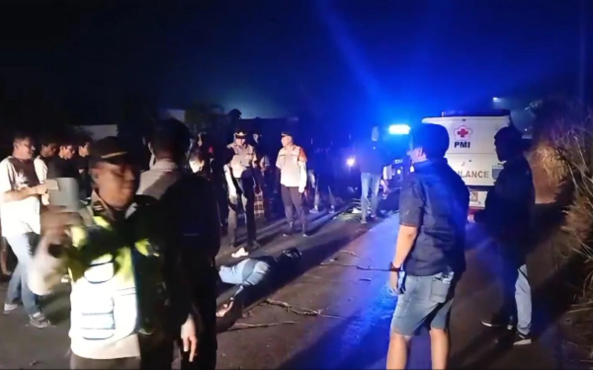 Foto Pihak kepolisan saat mengevakuasi korban yang diduga dibegal di Jalan Jend. Satibi Darwis, Kelurahan Keramasan, Kecamatan Kertapati, Palembang, Rabu 19 Agustus 2026. (Foto : Yola/Ketik.com)