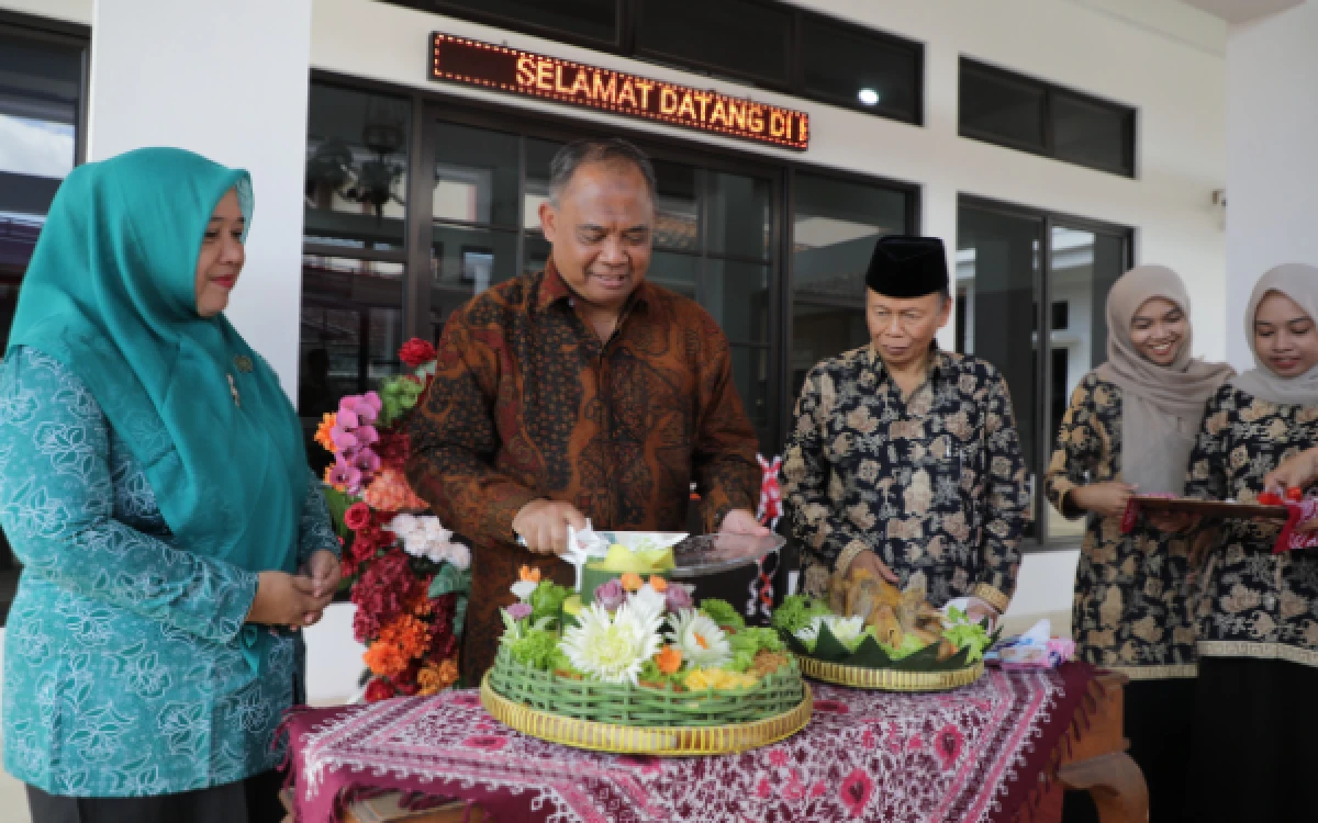 Thumbnail Berita - Resmikan Kantor Kalurahan Banyuraden, Bupati Sleman Ingatkan Pentingnya Rasa Memiliki