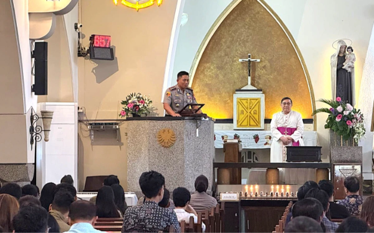 Thumbnail Berita - Kapolresta Malang Kota Pimpin Minggu Kasih di Gereja Katedral Ijen, Perkuat Silaturahmi dan Jaga Kamtibmas