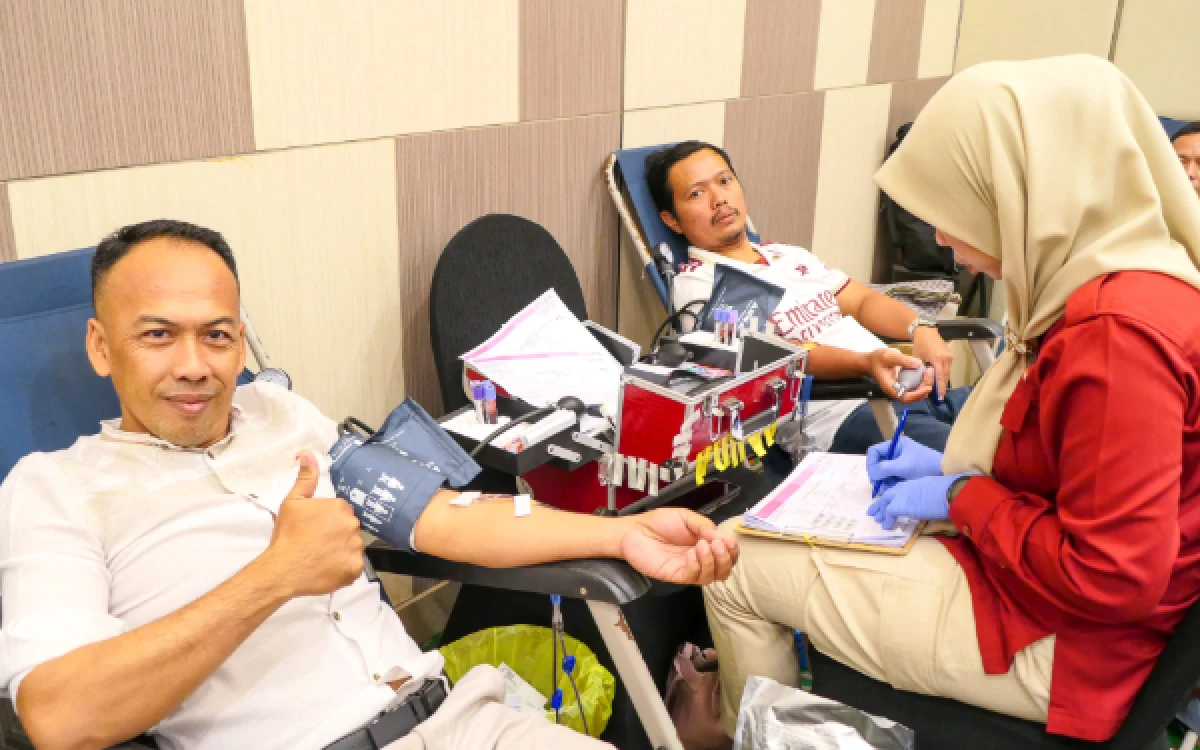 Foto Warga Palembang antusias donorkan darah pada kegiatan Palang Merah Indonesia (PMI) Kota Palembang yang berkolaborasi dengan Novotel Palembang menggelar aksi donor darah besar-besaran, Selasa (18/8/2026) di Ambassador Room Novotel Palembang. (Foto: M.Tohir/Ketik.com)