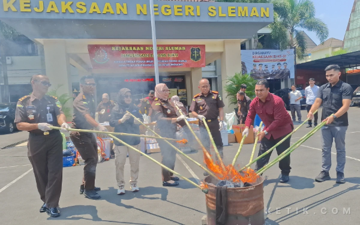 Foto Prosesi pemusnahan barang bukti narkotika, rokok dan barang bukti lainnya dengan cara dibakar bersama oleh jajaran pejabat dan jaksa Kejari Sleman. (Foto: Fajar R/Ketik.com)