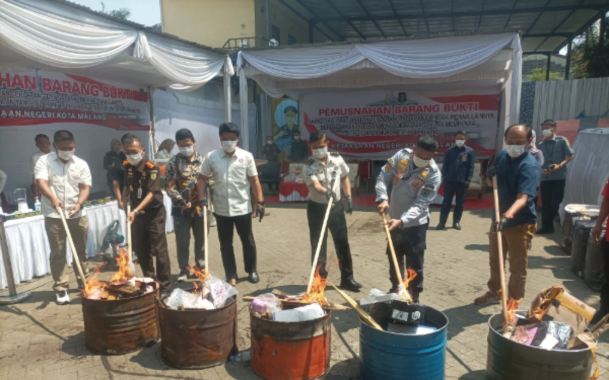 Thumbnail Berita - Kejari Kota Malang Musnahkan Barang Bukti, Kasus Narkotika Dominasi 80 Persen