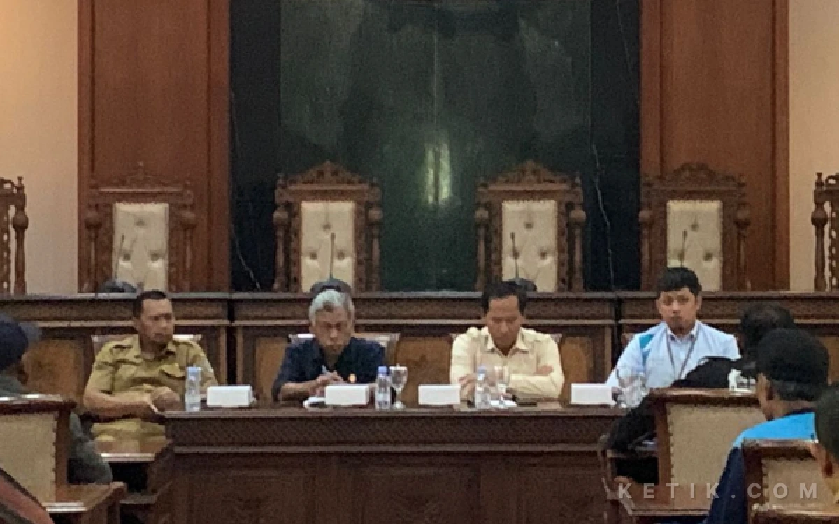 Thumbnail Berita - Puluhan Tahun Belum Nikmati Listrik, Warga Kaligentong Sampaikan Keluhan ke Plt Bupati Tulungagung