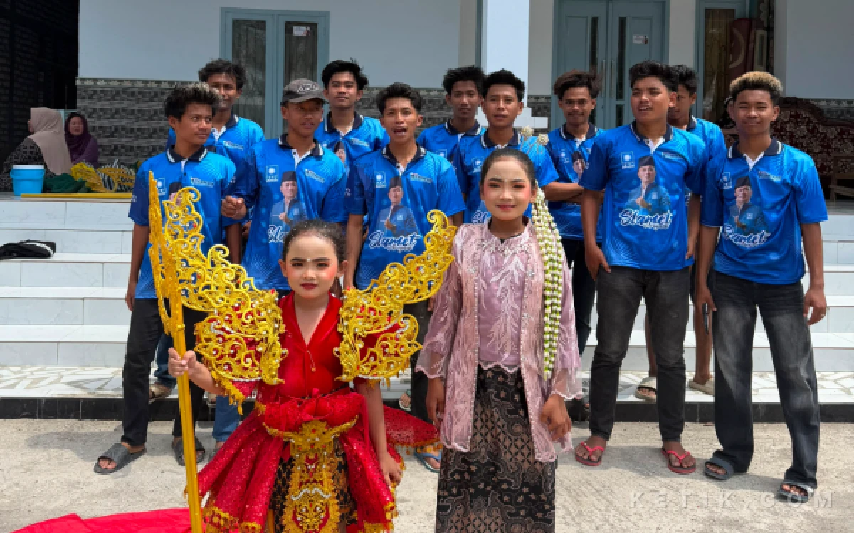 Thumbnail Berita - Warga Robatal Tumpah Sampang Ruah Saksikan Pawai Budaya, Relawan PAN Ikut Ramaikan Suasana
