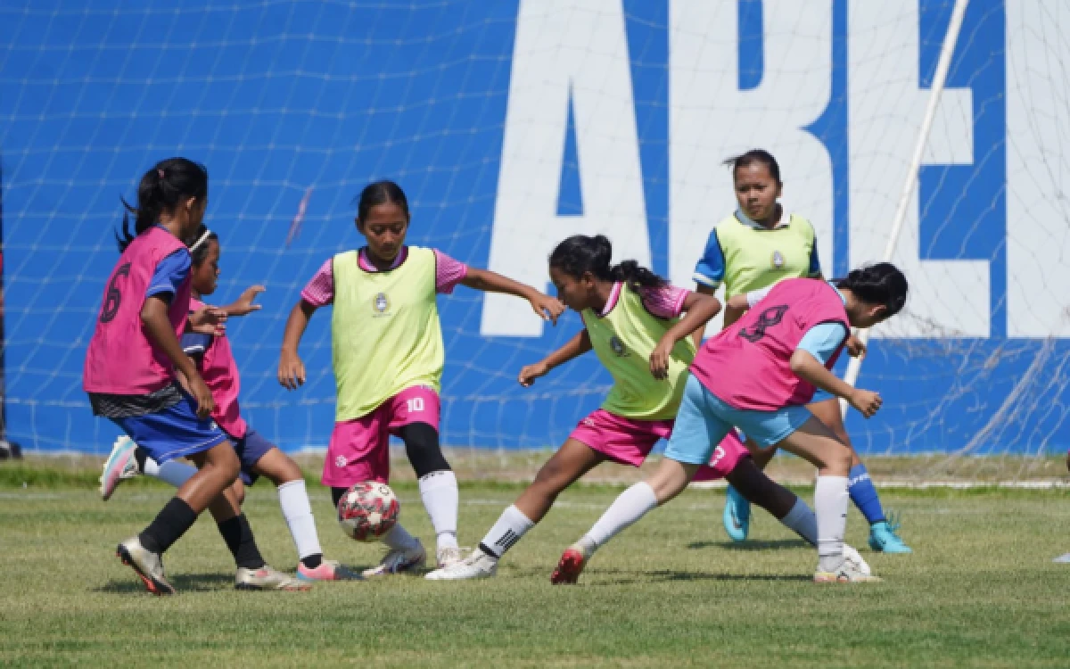 Thumbnail Berita - 100 Lebih Pesepak Bola Putri Unjuk Kemampuan dalam Seleksi Arema FC Women
