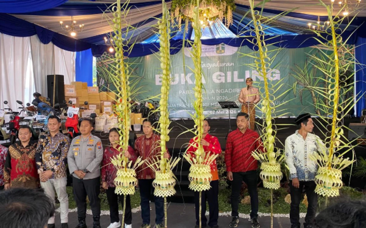 Foto Tradisi Tebu Manten menjadi bagian dari pembukaan musim giling tebu 2026 di PG Ngadiredjo yang sarat makna budaya dan ungkapan syukur.