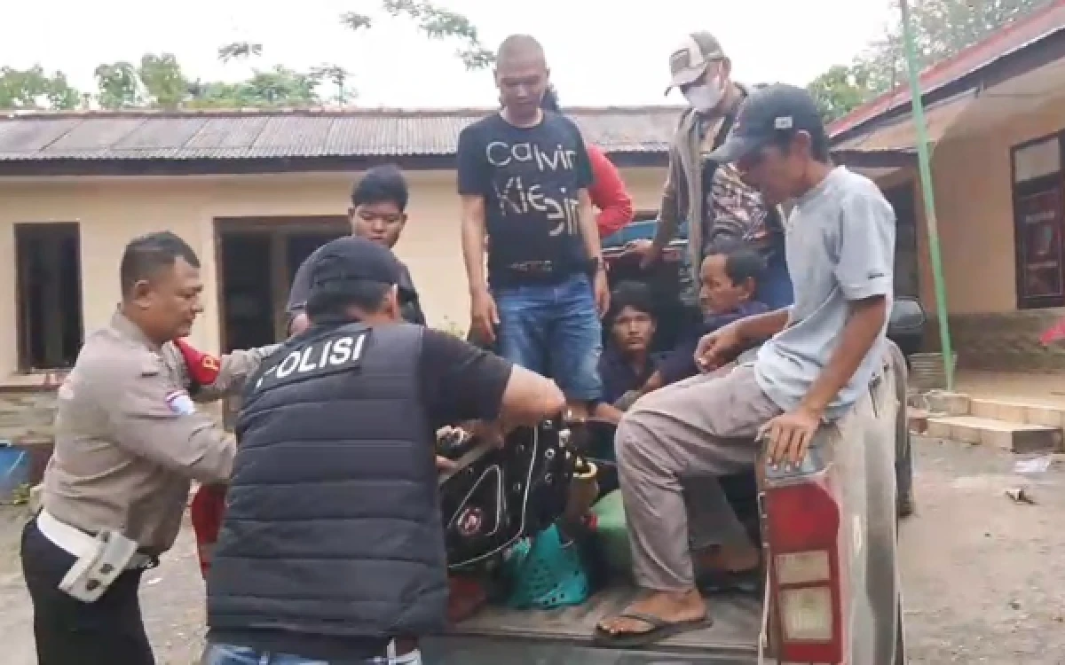 Foto Kepolisian dari Polsek Gandus saat mengamankan beberapa orang diduga melakukan aktivitas arena perjudian sabung ayam, Rabu 21 Oktober 2026. (Foto : Yola/Ketik.com)