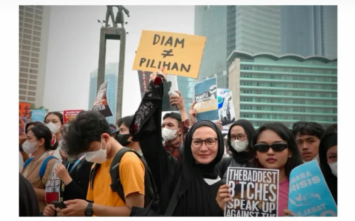 Thumbnail Berita - Bawa Poster “Diam Bukan Pilihan”, Wanda Hamidah Hadiri Aksi #IndonesiaSadar di Bundaran HI