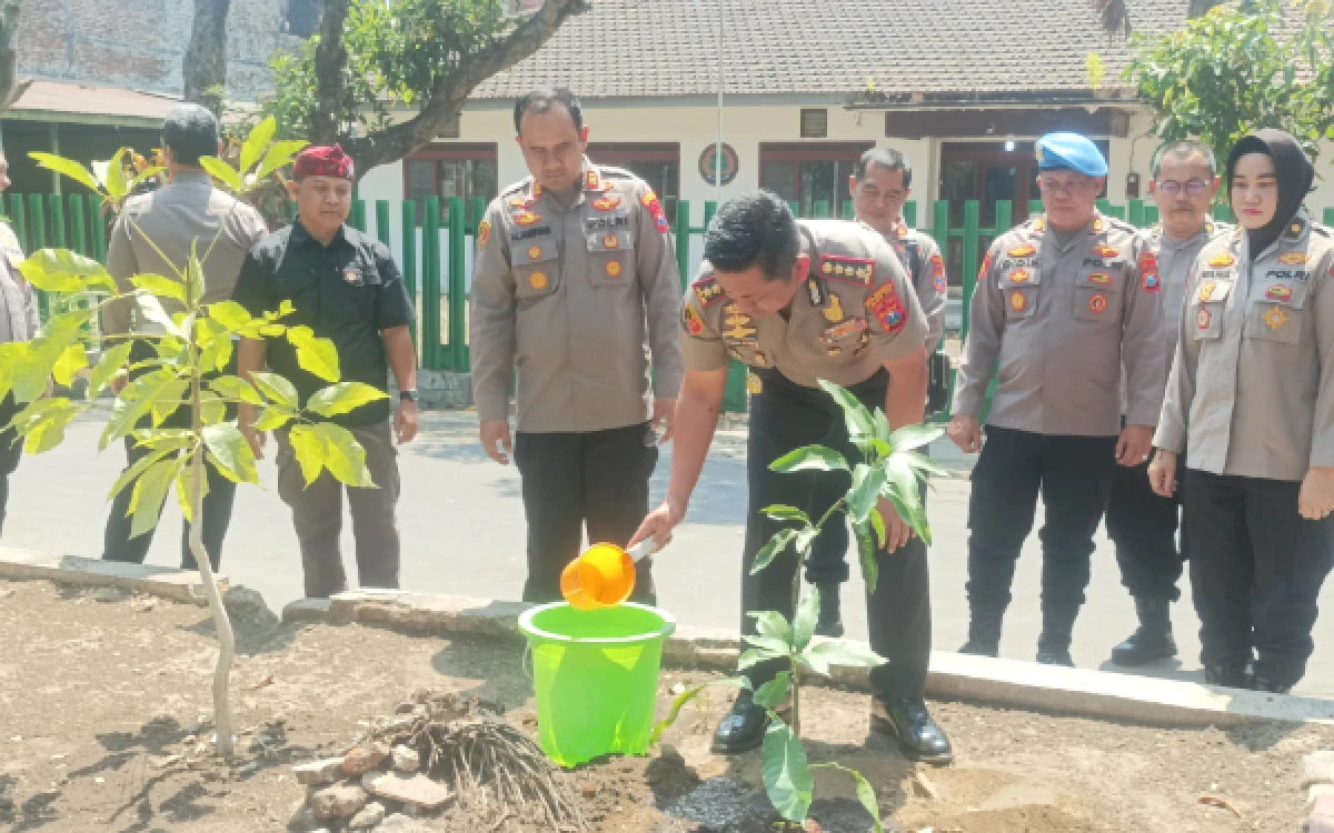 Thumbnail Berita - Wujud Pelestarian Lingkungan, Polresta Malang Kota Tanam Pohon Buah Bersama Warga