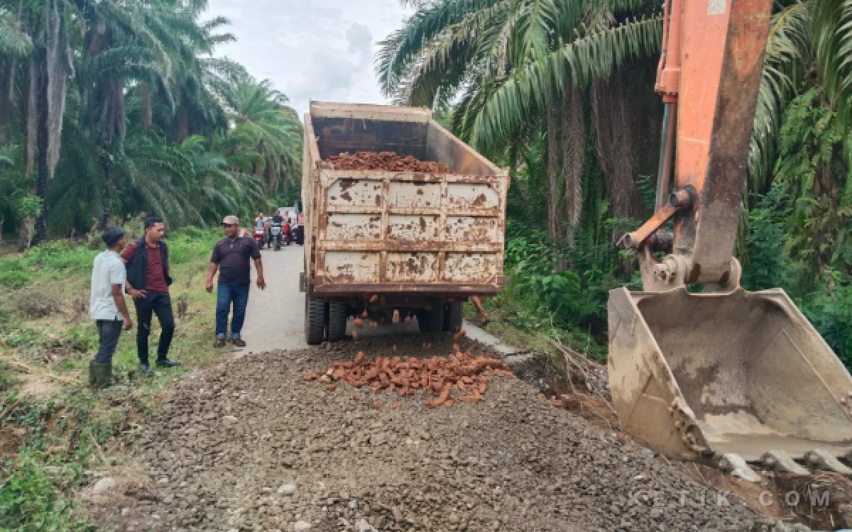 Thumbnail Berita - Gerak Cepat Tangani Banjir di Abdya, Om Zul Apresiasi PT Kenpura dan PT BBR
