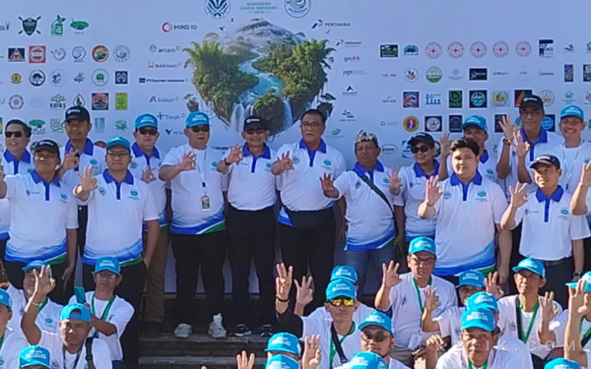 Foto Kementerian Lingkungan Hidup/Badan Pengendalian Lingkungan Hidup Jumhur Hidayat diantara ratusan peserta Konferensi Sungai Se-Indonesia 2026 di Wana Wisata Sumber Gempong, Trawas, Kabupaten Mojokerto, Jawa Timur  (foto : sholahudin/ ketik.com)
