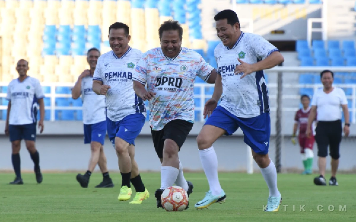 Thumbnail Berita - Di Sidoarjo, Pemkab dan DPRD Main Bola Bareng; Ada Selebrasi Shiuuuu ala Ronaldo
