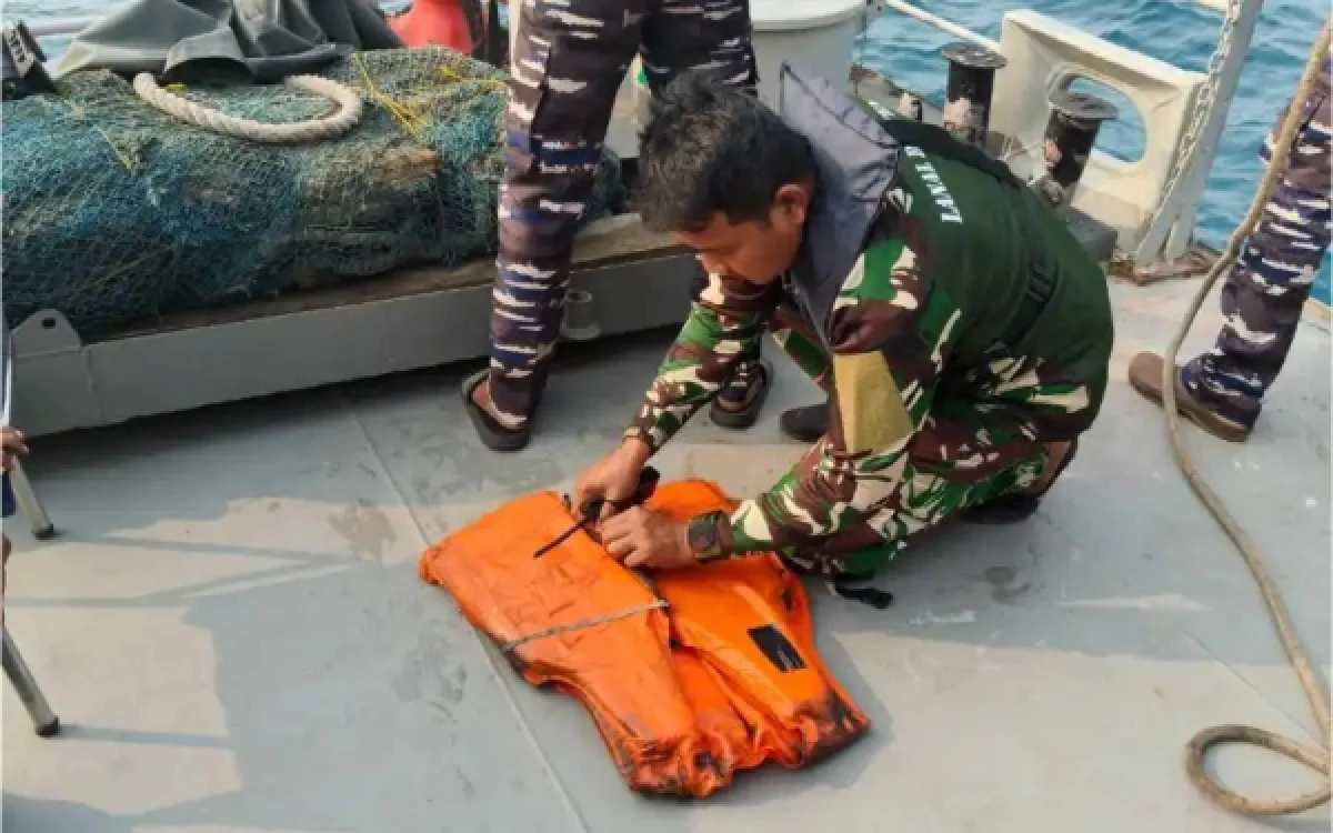 Thumbnail Berita - SAR Temukan Dua Life Jacket, Helm dan Jeriken di Tengah Pencarian 5 Jurnalis Hilang