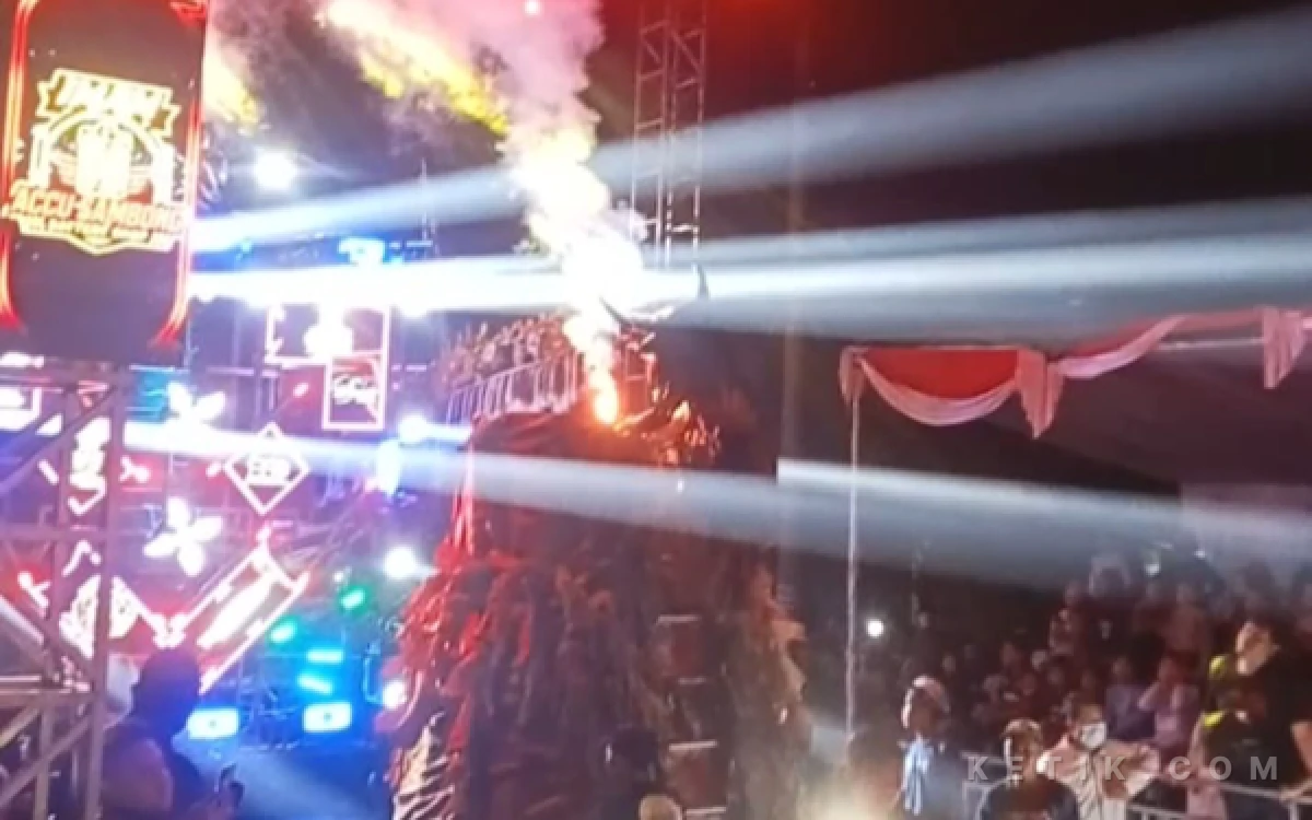 Thumbnail Berita - Langit Sawentar Blitar Bergemuruh, Exotic Karnival 2026 Sulap Jalan Desa Jadi Panggung Raksasa