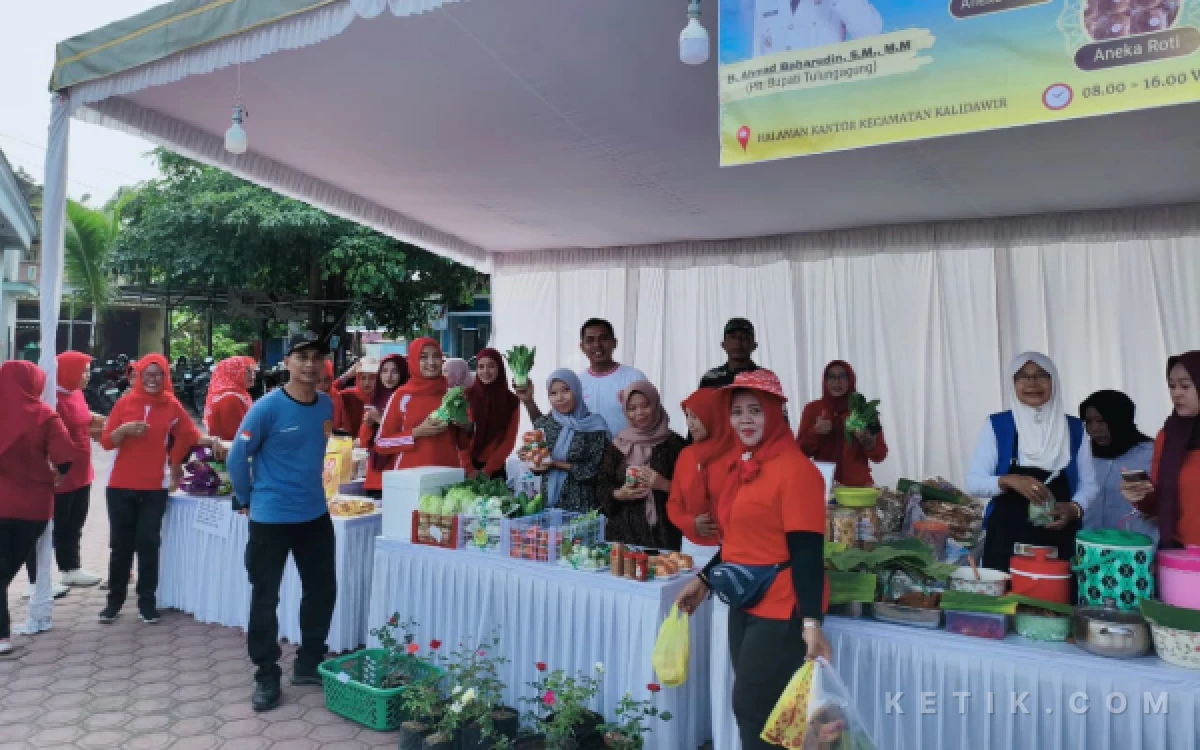 Thumbnail Jaga Stabilitas Harga Jelang Iduladha, Kecamatan Kalidawir di Tulungagung Gelar Pasar Murah dan Cek Kesehatan Gratis