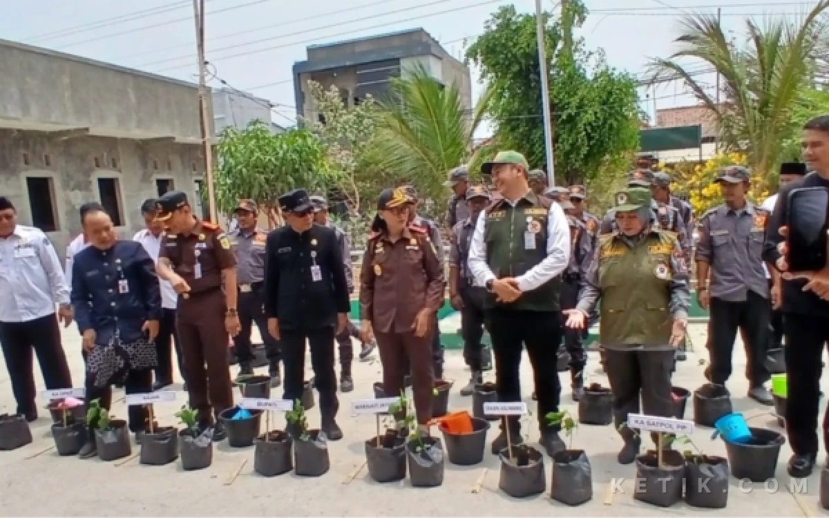Thumbnail Berita - Kejaksaan dan ASLINMAS Tebar Bibit Cabai di Brebes Wujud Nyata Sumpah Pemuda untuk Ketahanan Pangan