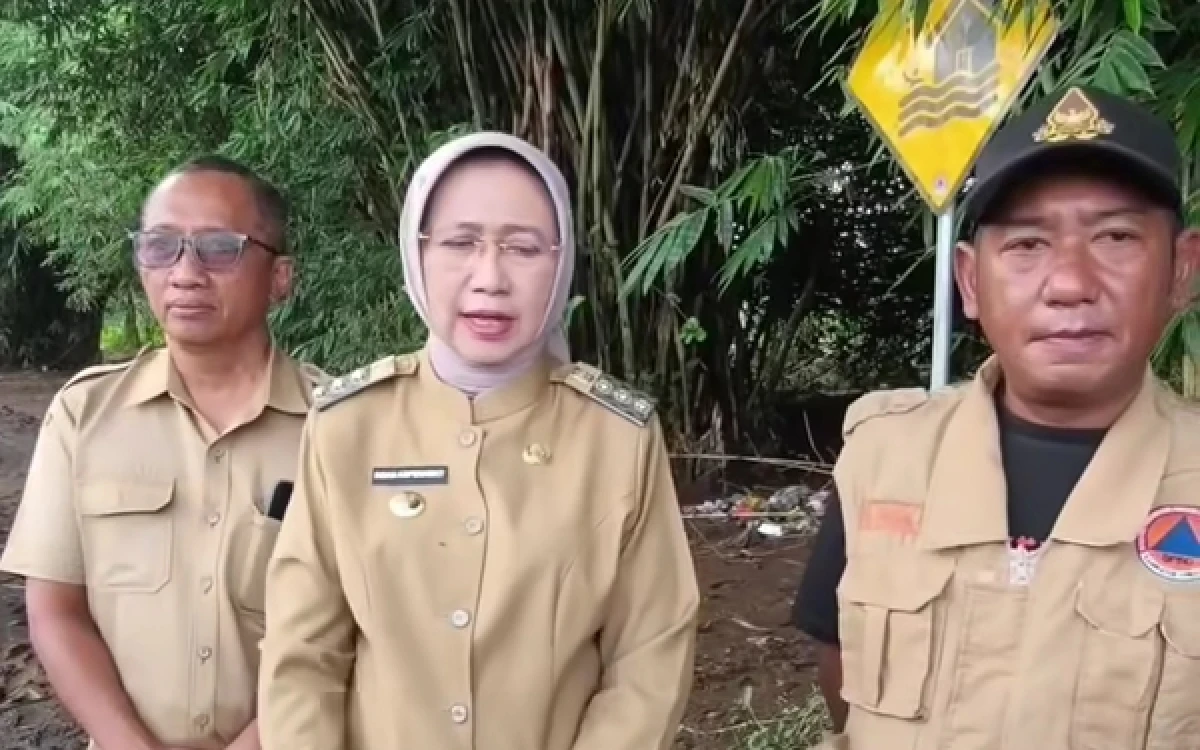 Thumbnail Berita - Bupati Lumajang Bersama Prabowo Turun ke Lokasi Banjir, Perbaikan Sungai Pastikan Segera Dimulai ‎