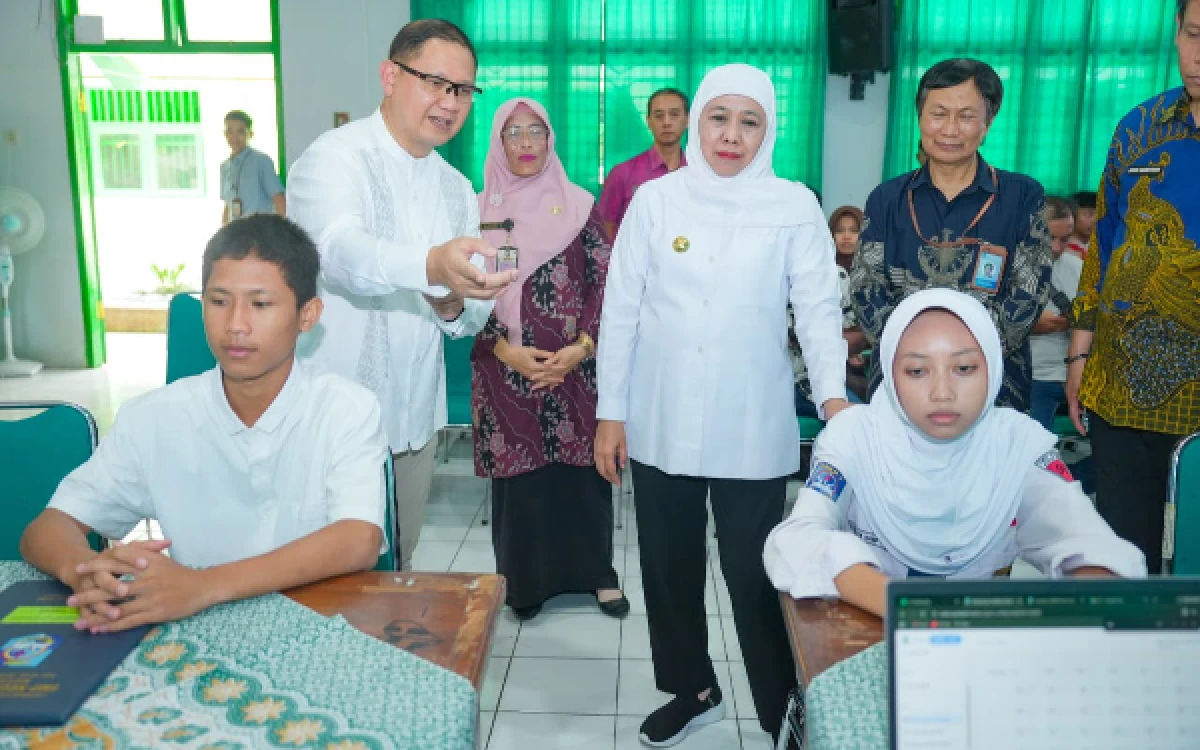 Thumbnail Berita - Sapa dan Semangati Murid, Gubernur Khofifah Pantau Verifikasi SPMB di SMKN 1 dan SMAN 4 Madiun