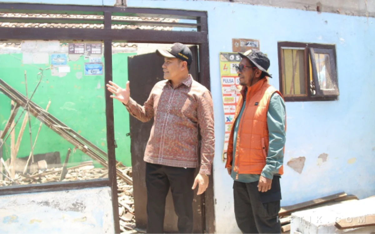 Foto Bupati Subandi bersama Kepala BPBD Sidoarjo Sabino Marianno mendatangi rumah yang ambruk di Kelurahan Magersari, Sidoarjo, pada Rabu (23 Oktober 2025). (Foto: Dokumen)
