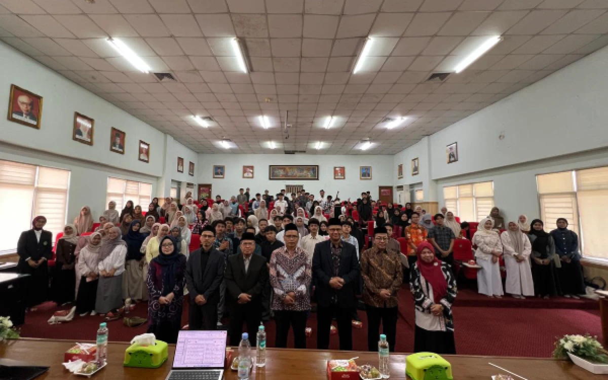 Foto Seluruh mahasiswa baru dari tiga prodi Fakultas Syariah mengikuti kegiatan Studium General tentang Halal Lifestyle pada Rabu, 14 Oktober 2026. (Foto: Fakultas Syariah UIN Malang)