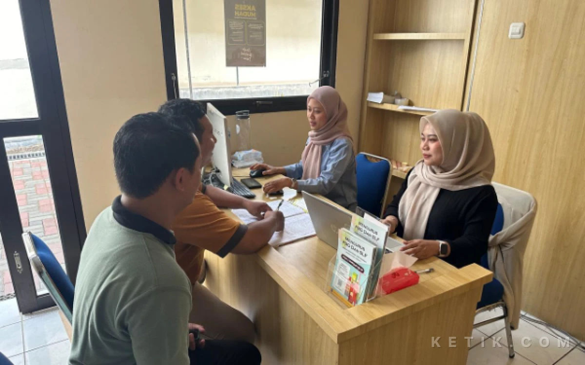 Foto Petugas Loket Pelayanan DPUPKP Sleman saat memberikan konsultasi dan memfasilitasi permohonan PBG dan SLF kepada masyarakat. (Foto: Crist for Ketik.com)