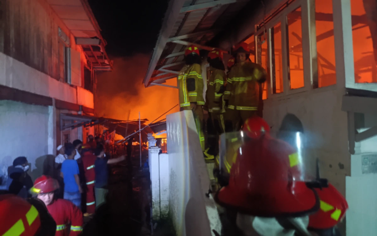 Foto Petugas pemadam kebakaran saat memadamkna rumah yang terbakar di Jalan Sultan Agung,RT 13, Kelurahan 1 Ilir, Kecamatan Ilir Timur II, Palembang, Minggu 10 Mei 2026. (Foto : Yola/Ketik.com)