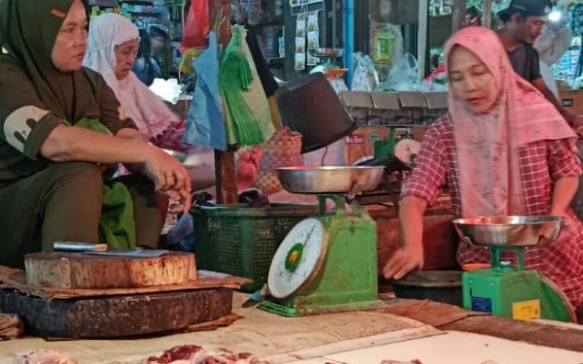 Thumbnail Berita - Harga Ayam Potong di Pasar KM 5 Palembang Mendadak Naik Rp2.000 Usai HUT ke-81 RI