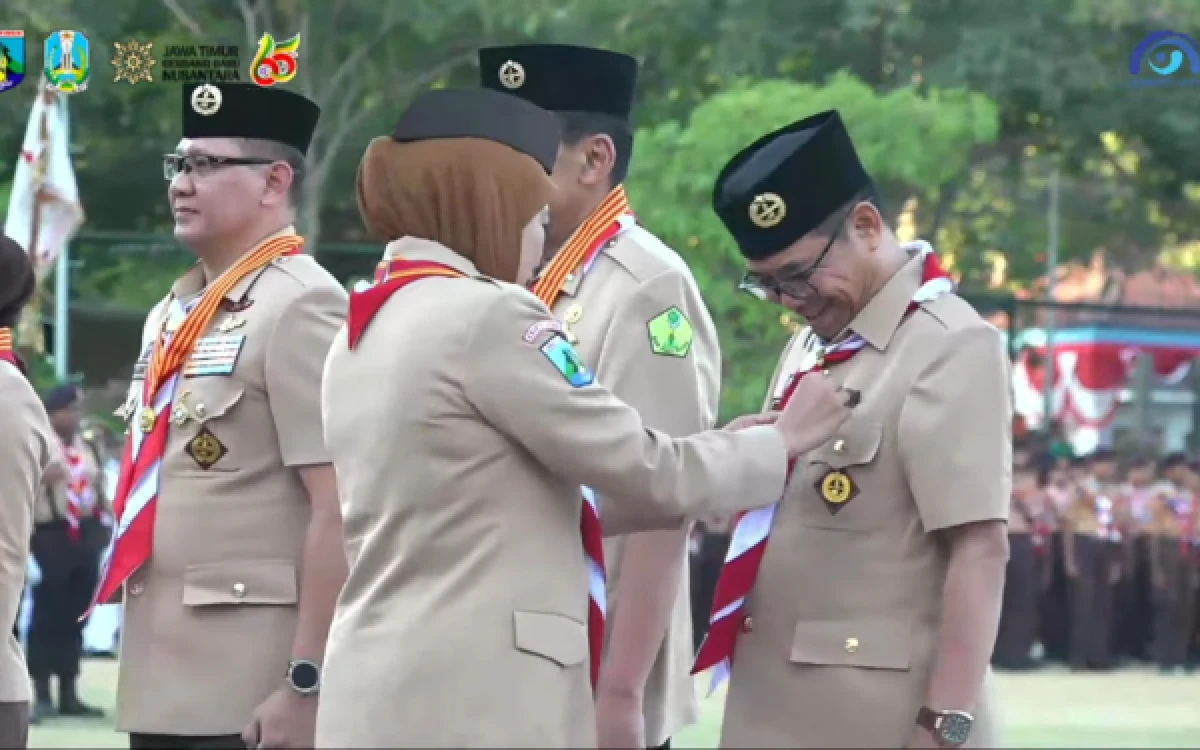 Thumbnail Berita - Gubernur Khofifah Sematkan Lencana Dharma Bakti untuk Kakanwil Kemenag Jatim di Hari Pramuka Ke-65