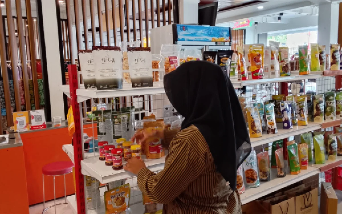 Foto GABON (Wagal Abon) turut dipasarkan melalui gerai oleh-oleh bersama beragam produk pangan lokal lainnya.
