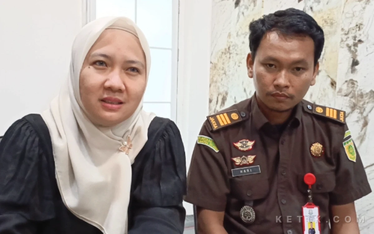 Foto Kasubsi Intelijen Kejari Palembang Rila Febriana bersama Kasubsi Penuntutan Pidana Umum Muhammad Jauhari saat memberikan keterangan terkait sidang tuntutan perkara narkotika dengan barang bukti hampir 10 kilogram sabu dan ribuan ekstasi, Kamis 21 Mei 2026. (Foto: M Nanda/Ketik.com)