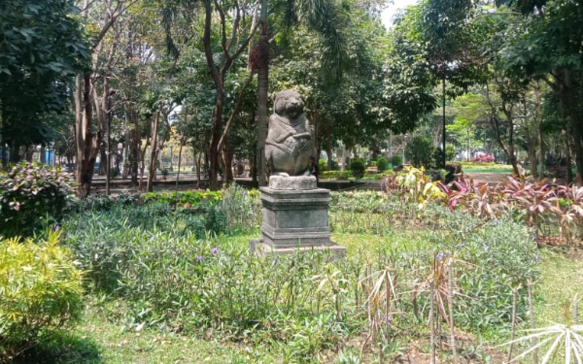 Foto Replika arca singa vyalaka yang berada di Taman Merjosari, Kota Malang.