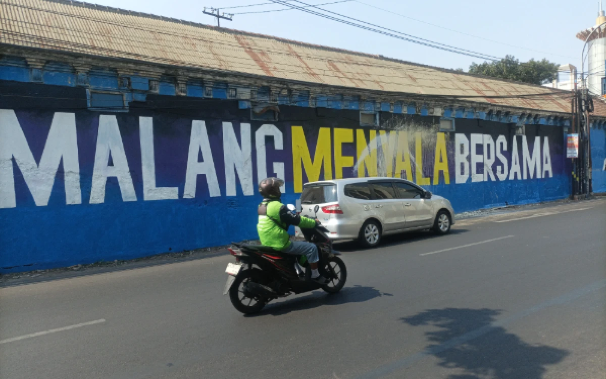 Thumbnail Berita - Mural Malang The Glory Land Ditimpa Iklan MCF, Wawali Ali Muthohirin: Jangan Arogan!
