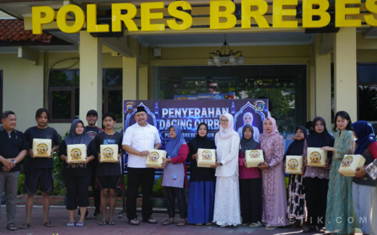 Thumbnail Berita - Polres Brebes Sembelih 7 Sapi Kurban, Salurkan 1.074 Paket Daging ke Warga