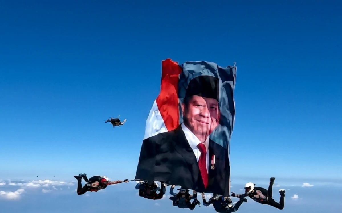 Thumbnail Berita - HUT ke-80 Bhayangkara, Penerjun Polri Bentangkan Gambar Presiden Prabowo