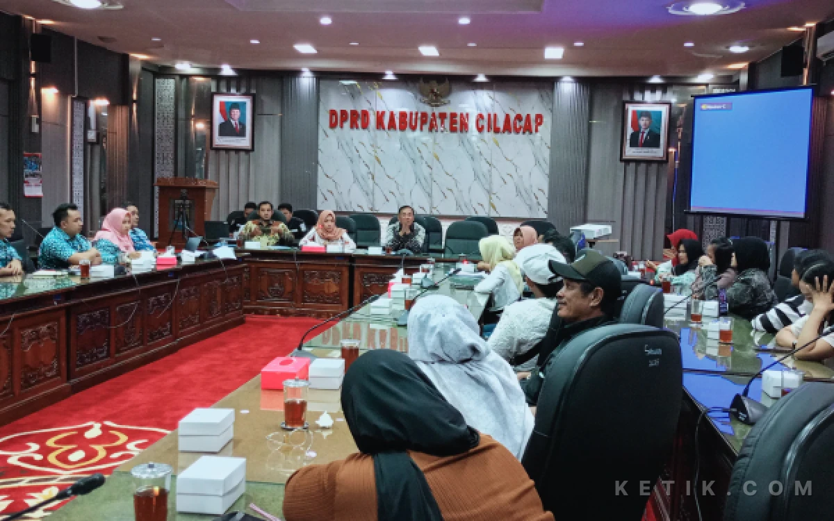 Thumbnail Berita - Aksi Damai Pedagang Titik Nol ke DPRD Cilacap, Minta Lokasi Dagang Dekat Area Wisata
