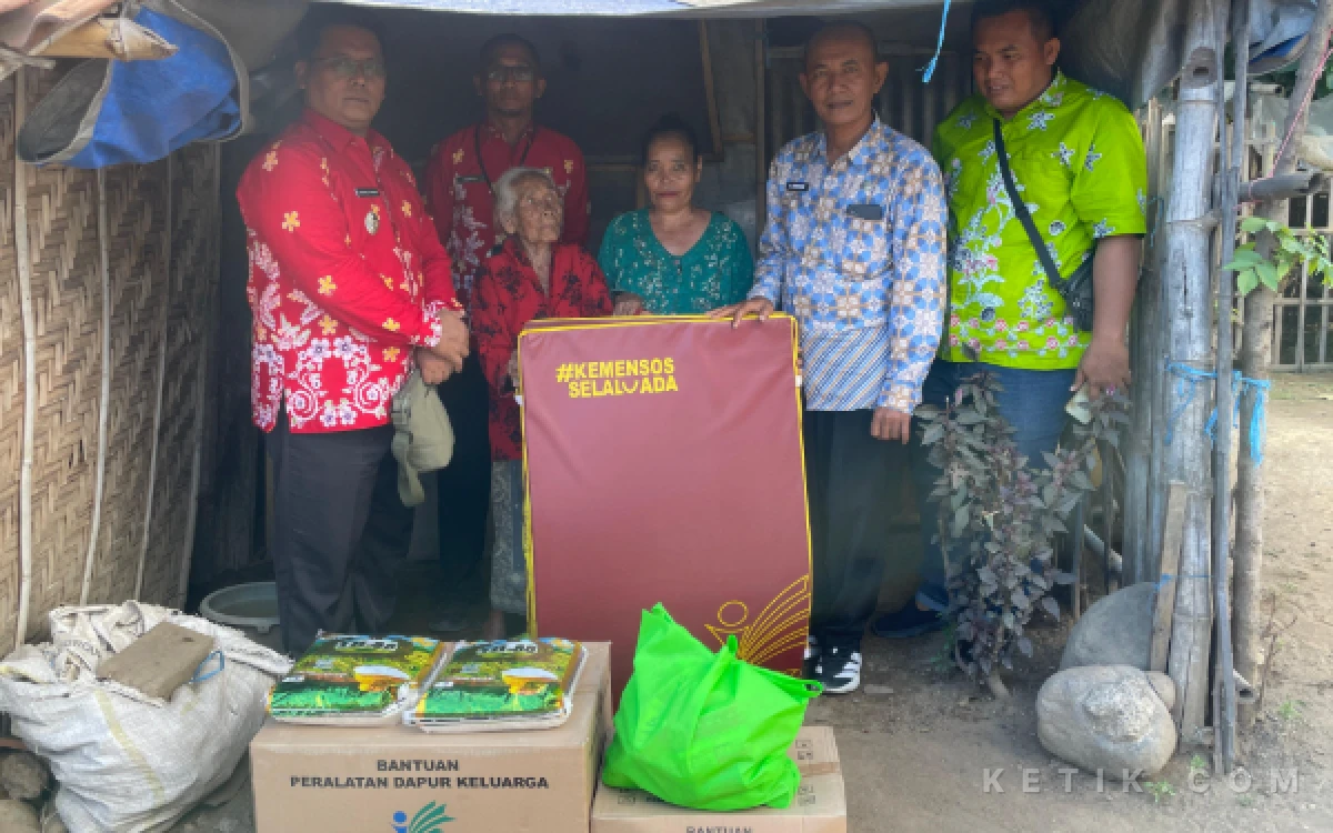 Thumbnail Berita - Dinsos Situbondo Melalui Camat Asembagus Serahkan Bantuan Peralatan Dapur kepada Warga Miskin