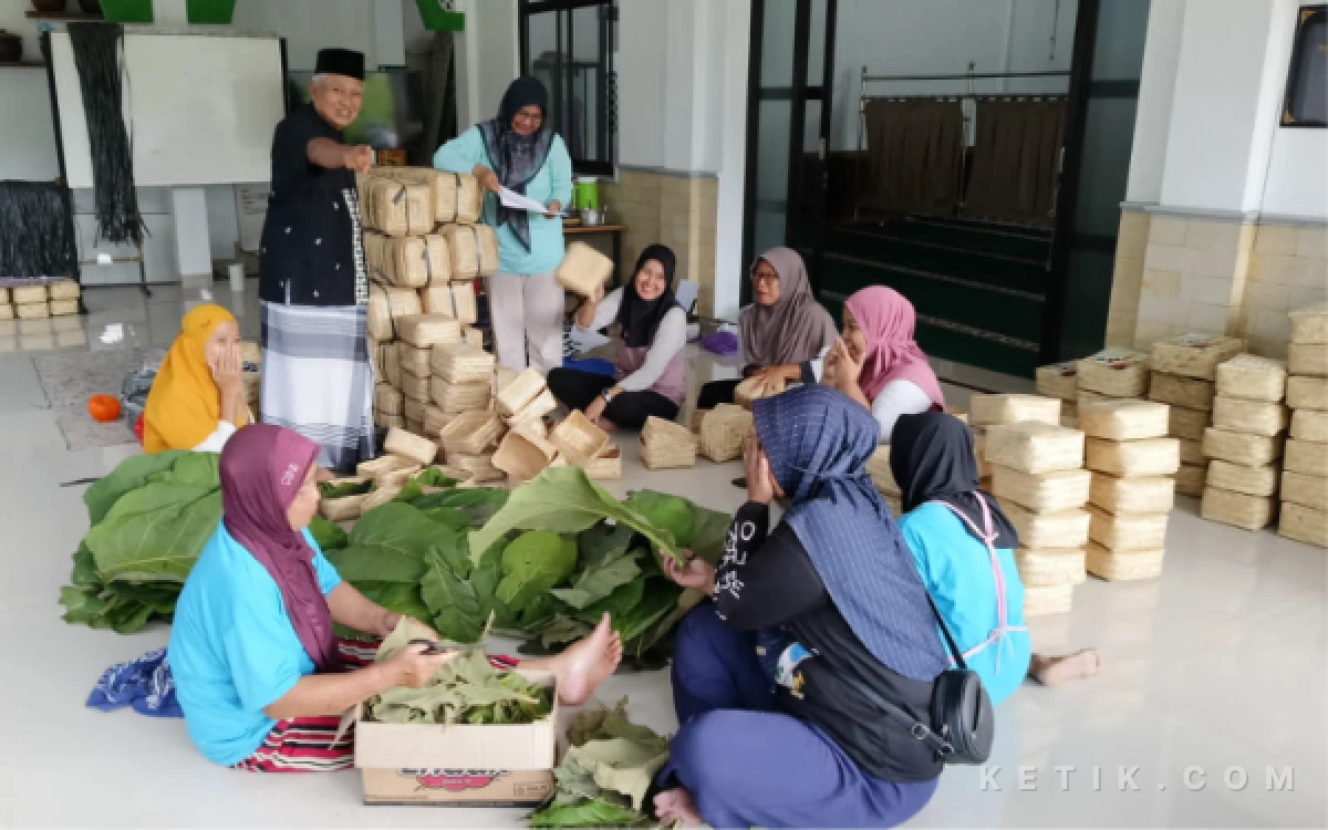 Thumbnail Berita - Sinergi SE Bupati Sleman dan Aksi Hijau di Wedomartani: Kubur Limbah Pakai EM4, Bungkus Daging Kurban Pakai Daun Jati